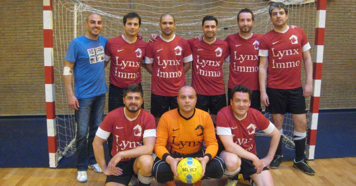 Photo de l'équipe de mini-foot sponsorisée par Lynx Immo. Il y a 8 joueurs. Les maillots sont rouges et le gardien a une vareuse orange.